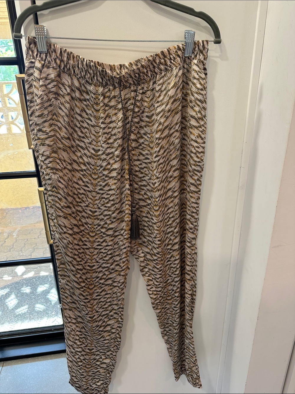 H&M Lightweight Printed Drawstring Pants in Beige & Brown